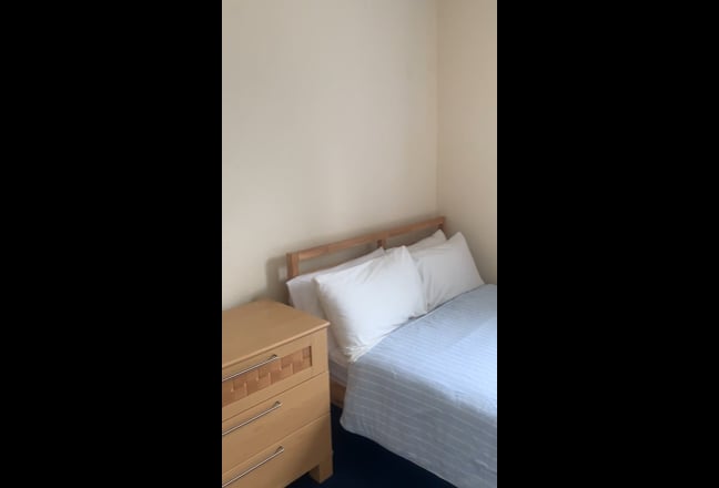 Large en-suite room, in friendly house Main Photo