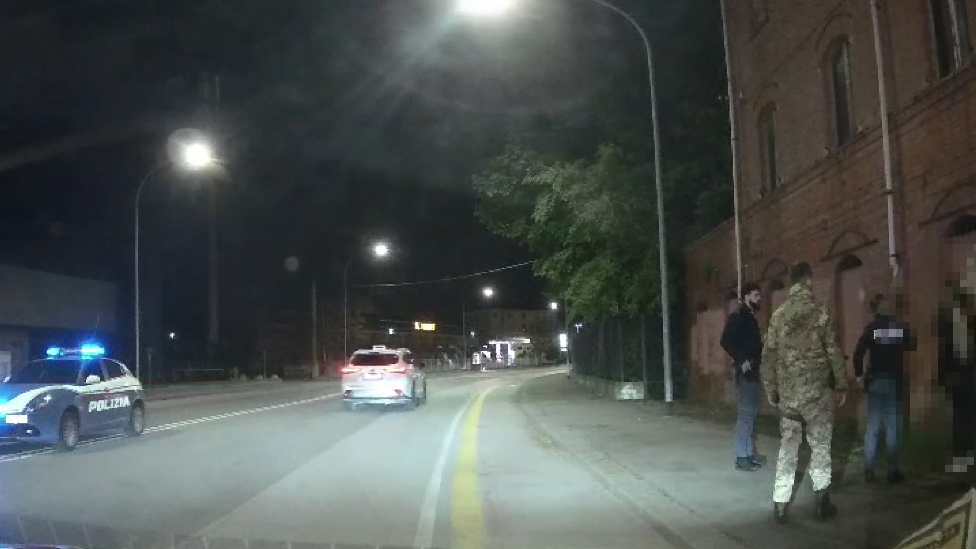 SEGNALAZIONE Fidanzati litigano in strada, 17enne fugge in lacrime