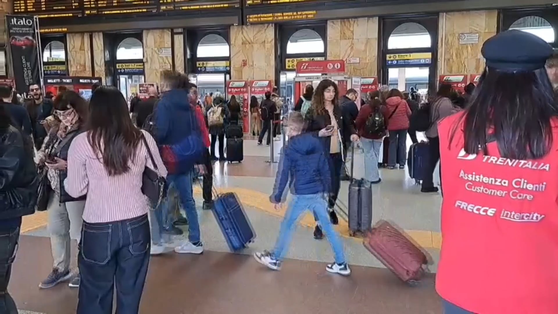 Iniziato il maxi ponte di primavera, code in A1 e A14 e grande afflusso di passeggeri nella stazione centrale