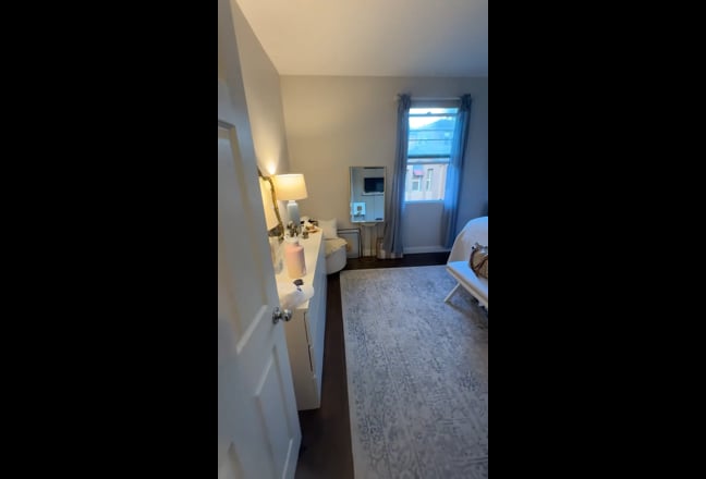 Master bedroom in townhome for rent  Main Photo