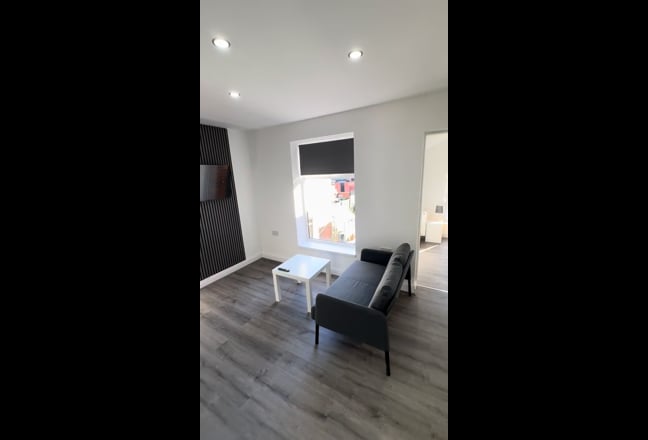 En-suite rooms in modernised House-BL2-Castle st.  Main Photo