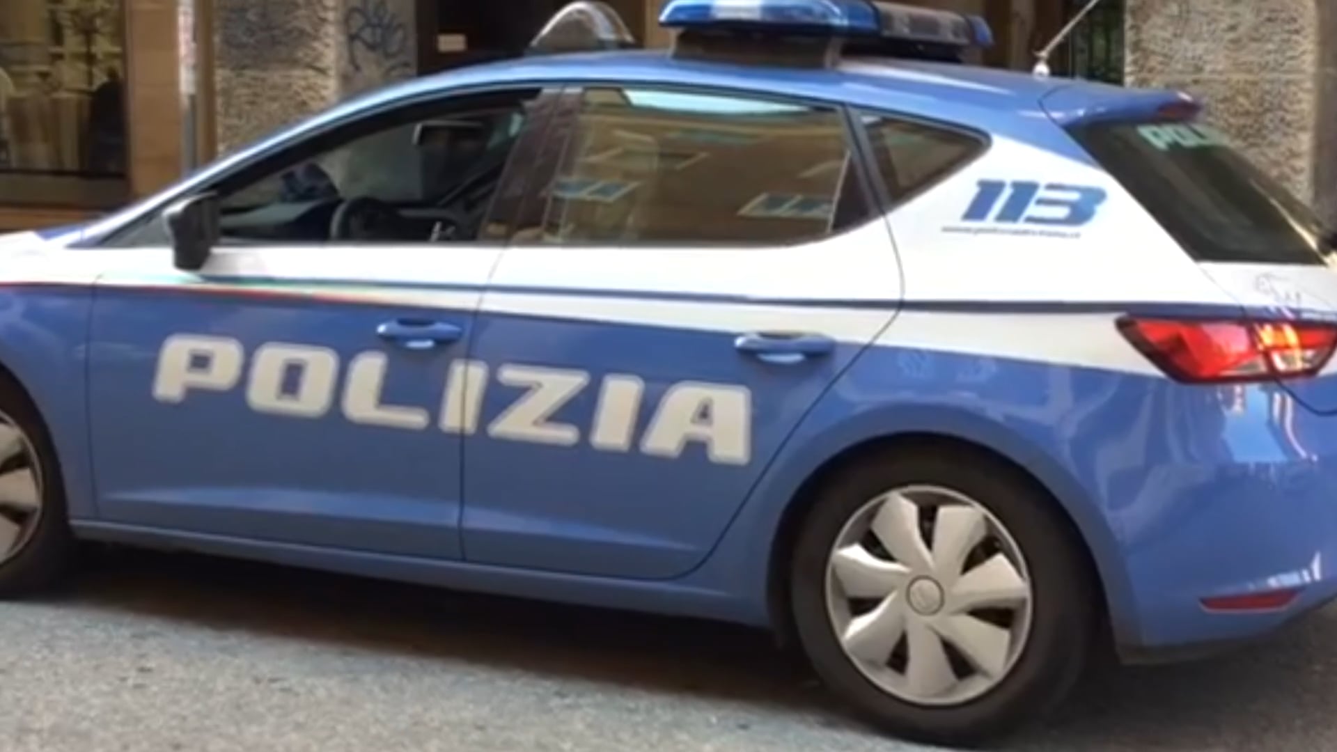 Minorenni minacciati e derubati in Piazza Minghetti: arrestati due giovani scappati in autobus
