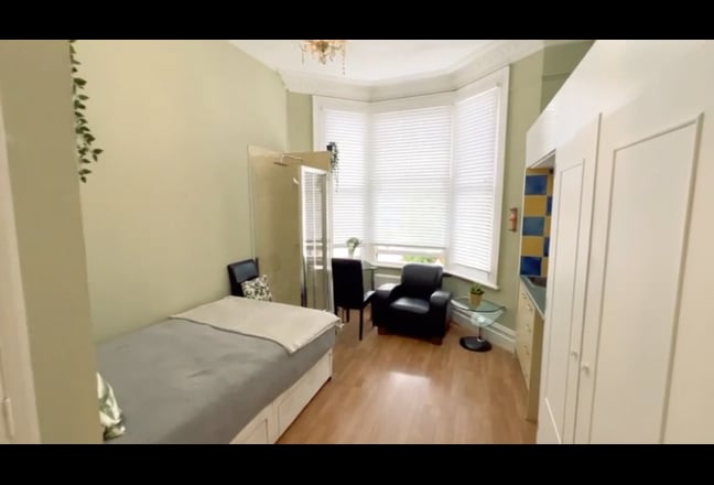 Single bedsit available in West Kensington Main Photo