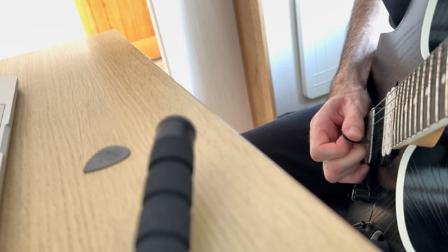 Trem picking - two different grips