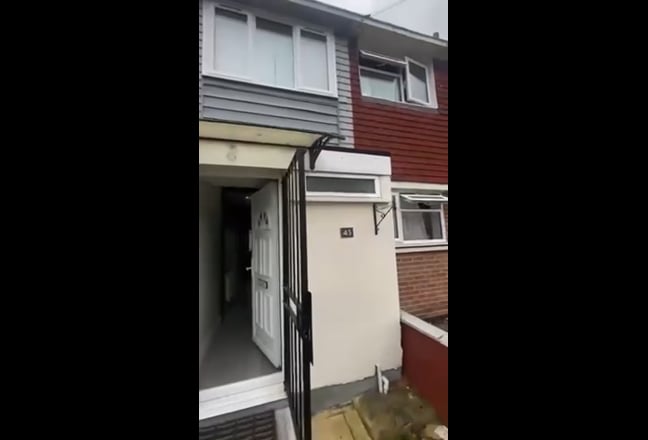 Room Close to Tube/Bus Stop and near to Tesco Main Photo