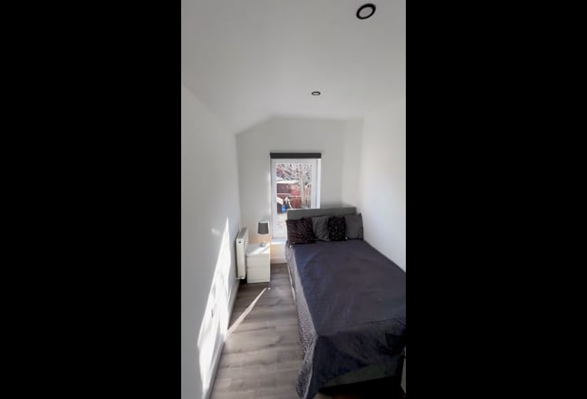 En-suite rooms in modernised House-BL2-Castle st.  Main Photo