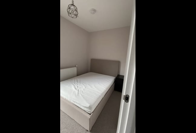 Spacious double bedroom in a two bed flat. Main Photo