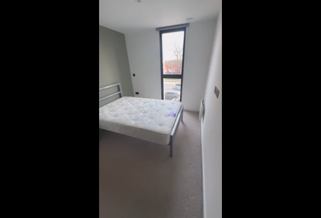 Spacious double bedroom with en-suite Main Photo