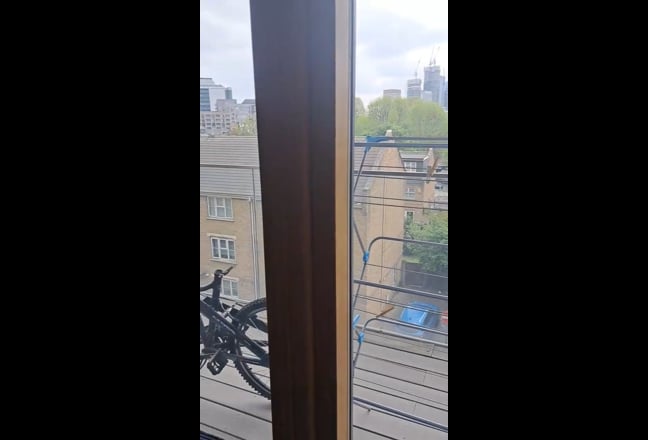 Spacious Double Room in E14 in 3BHK Flat Main Photo