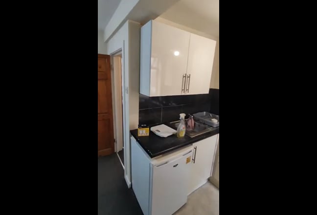 Studio flat separate bath no bills included  Main Photo