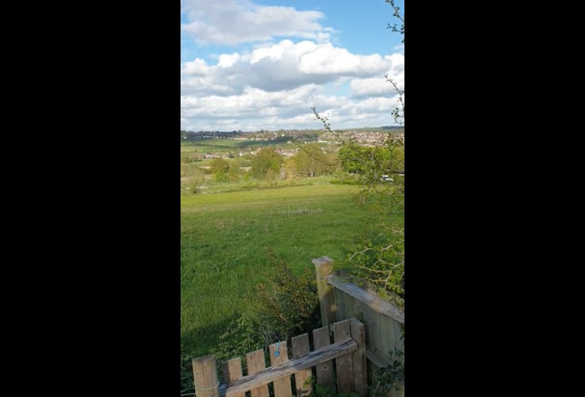 Devizes Rd, centre 1.5 miles R1/R10 buses, parking Main Photo