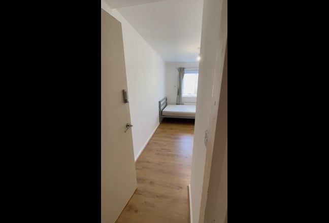 Nice DBL Room in Bow/Devon's Road-5 min to Station Main Photo