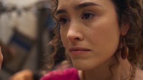 Leila descobre que Elá voltou a beber