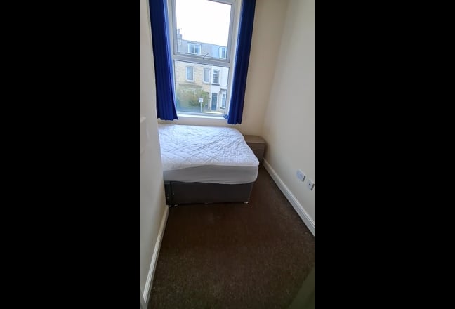 Double en-suite room near hospital & town Main Photo