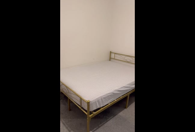 Large Double Room Natural Light / Female preferred Main Photo