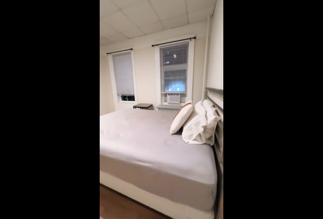 Spacious Room for rent near transit  Main Photo