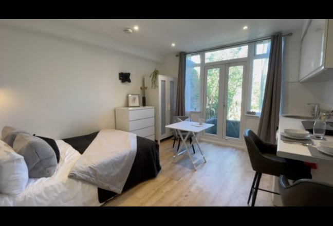 Bright Self Contained Studio with Private Garden Main Photo