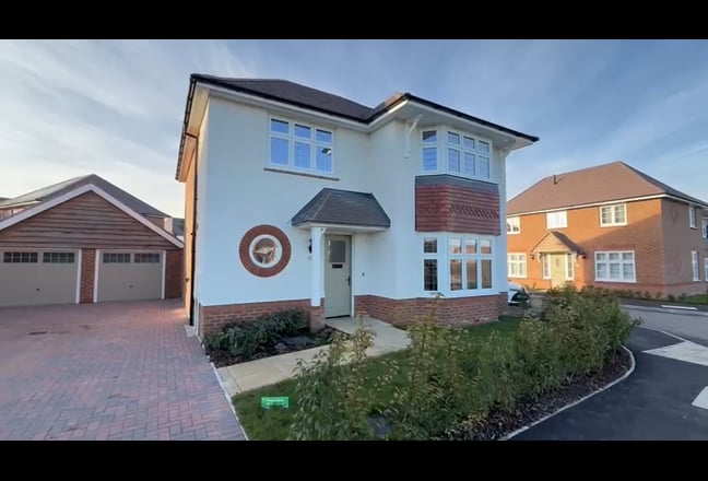 Available now! New luxury en-suite all inc Warwick Main Photo