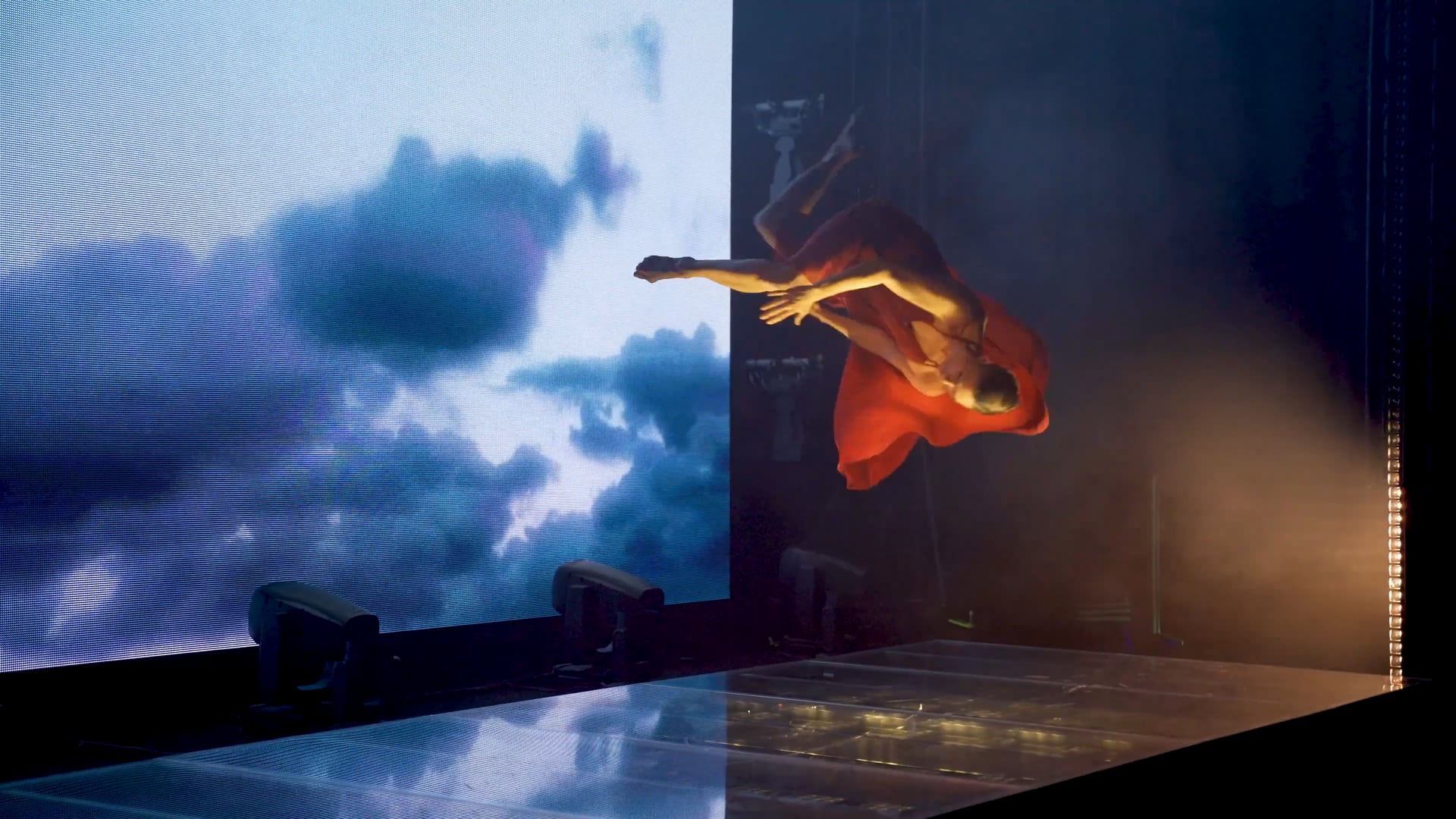 Elena Annovi - Vertical Dance Suspension Performance