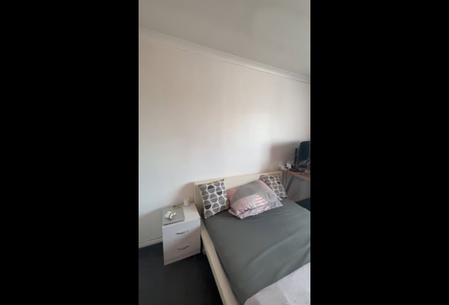 Sunny Double Room in Chessington - Available Now Main Photo
