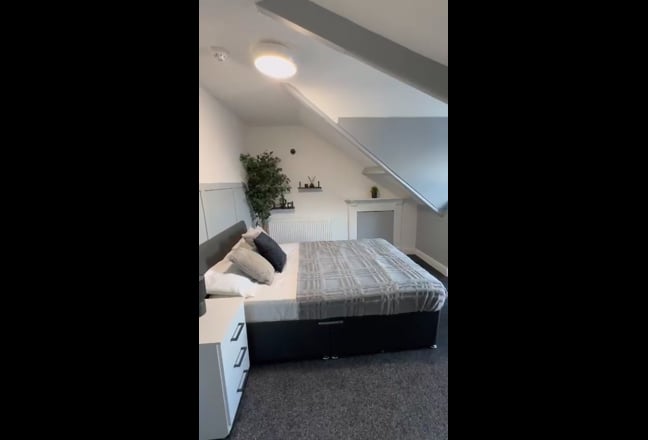 Spacious Room /3 Bathrooms/All Bills Included Main Photo