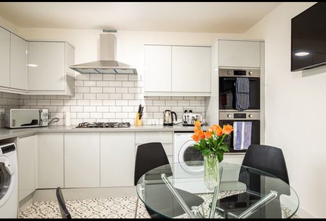 Lovely En Suite Room For Professional Available Main Photo