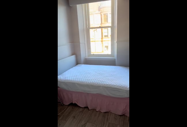 Convenient City Centre Flat Overlooking Park Main Photo