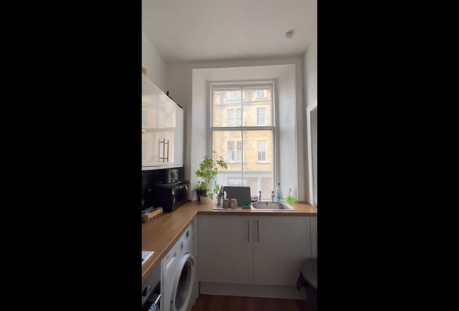 Bright & Modern Bedroom in 2-Bed Flat in Newington Main Photo