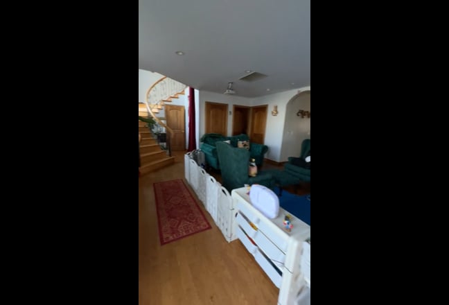 Tiny room, mini-mansion, lots of extras. Main Photo