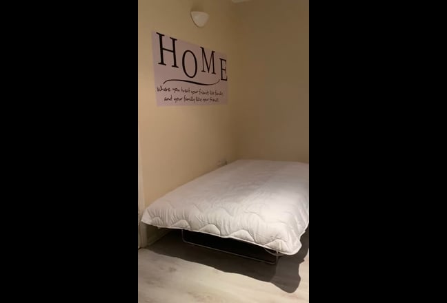 Sunny Double Room in Chessington - Available Now Main Photo