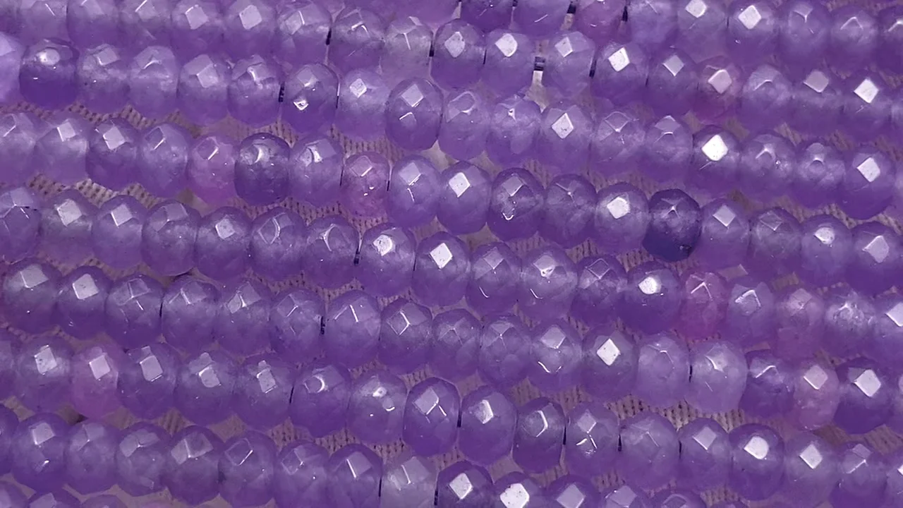 ライトパープルカラージェード ボタンカット4×4×2mm 1連（約34cm 