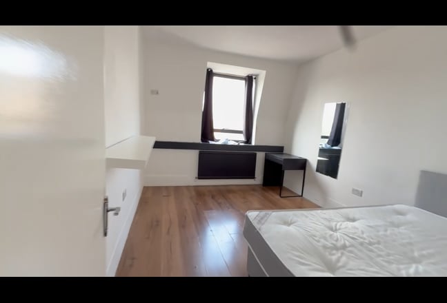Modern 2-Bed Flat Next to Mile End Station, Bills  Main Photo
