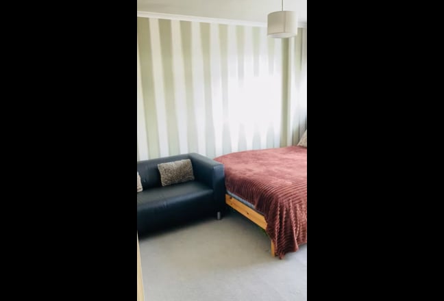 Short term !(now-mid Augu)Big room for a female ,  Main Photo