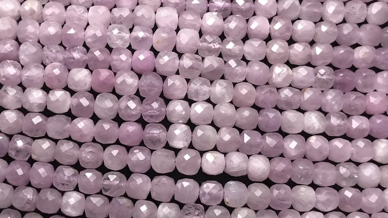 ナイジェリア産クンツァイト キューブカット4×4×4mm 半連/1連｜天然石