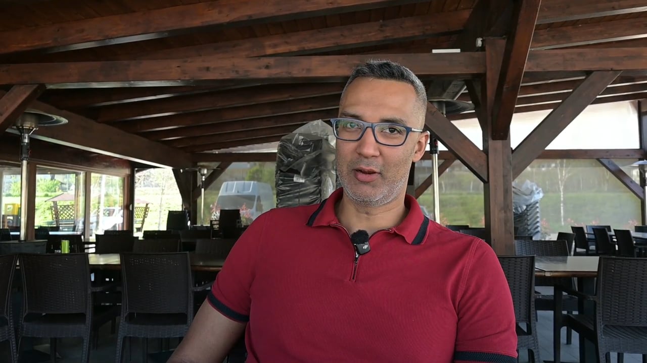 Hodil v šolo, treniral in raznašal časopis, da je pomagal staršem
