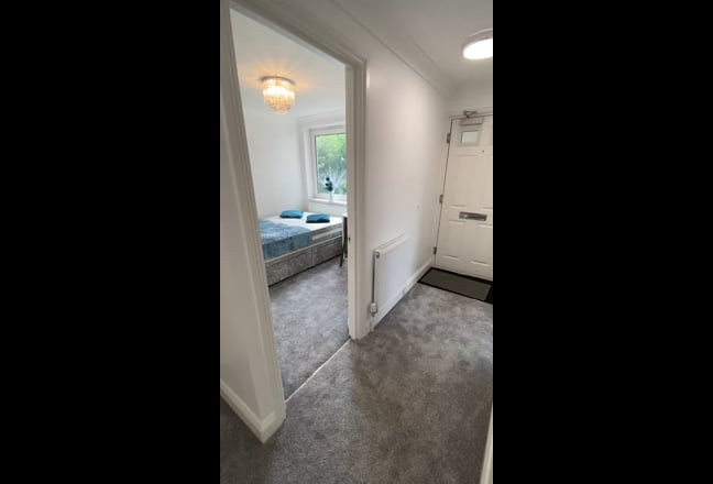 EN2-Clean,modern, double room (free parking)-En2 Main Photo