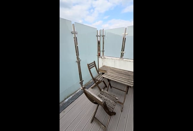 Bright Double Room w tons of storage - incl. bills Main Photo