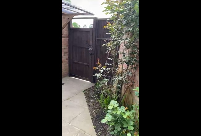 Double room,with ensuite & seprate enterance  Main Photo