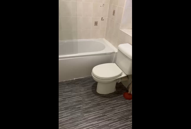 Large ENSUITE double room in sociable house. In R Main Photo