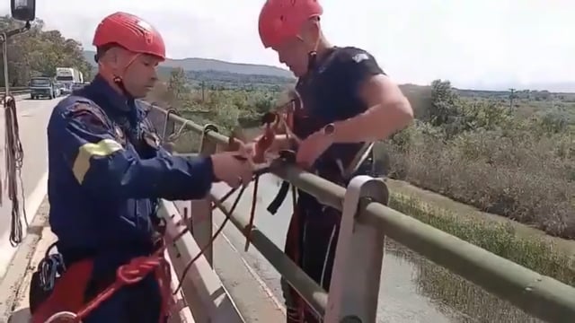 Διάσωση σκύλου που είχε εγκλωβιστεί κάτω από τη γέφυρα Αχελώου 24-4-2025
