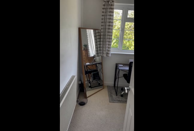 Furnished small double room in light filled flat Main Photo
