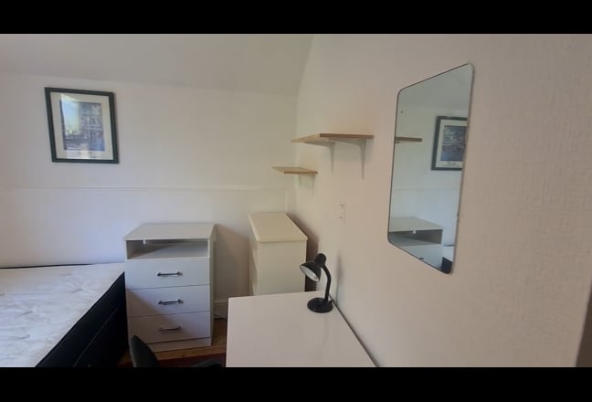 Quality double bedroom in 6 bedroom Cathays house Main Photo