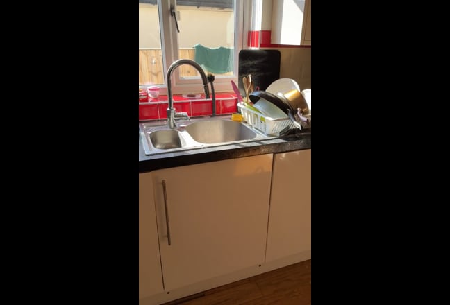 Spacious Room in Well Equipped House Main Photo
