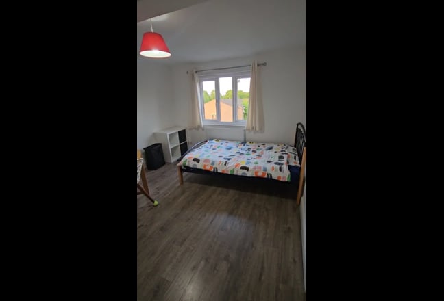 En-suite in sunny house ( 3 months short let) Main Photo