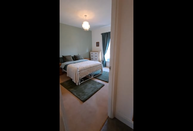 One large  bright sunny furnished double room. Main Photo