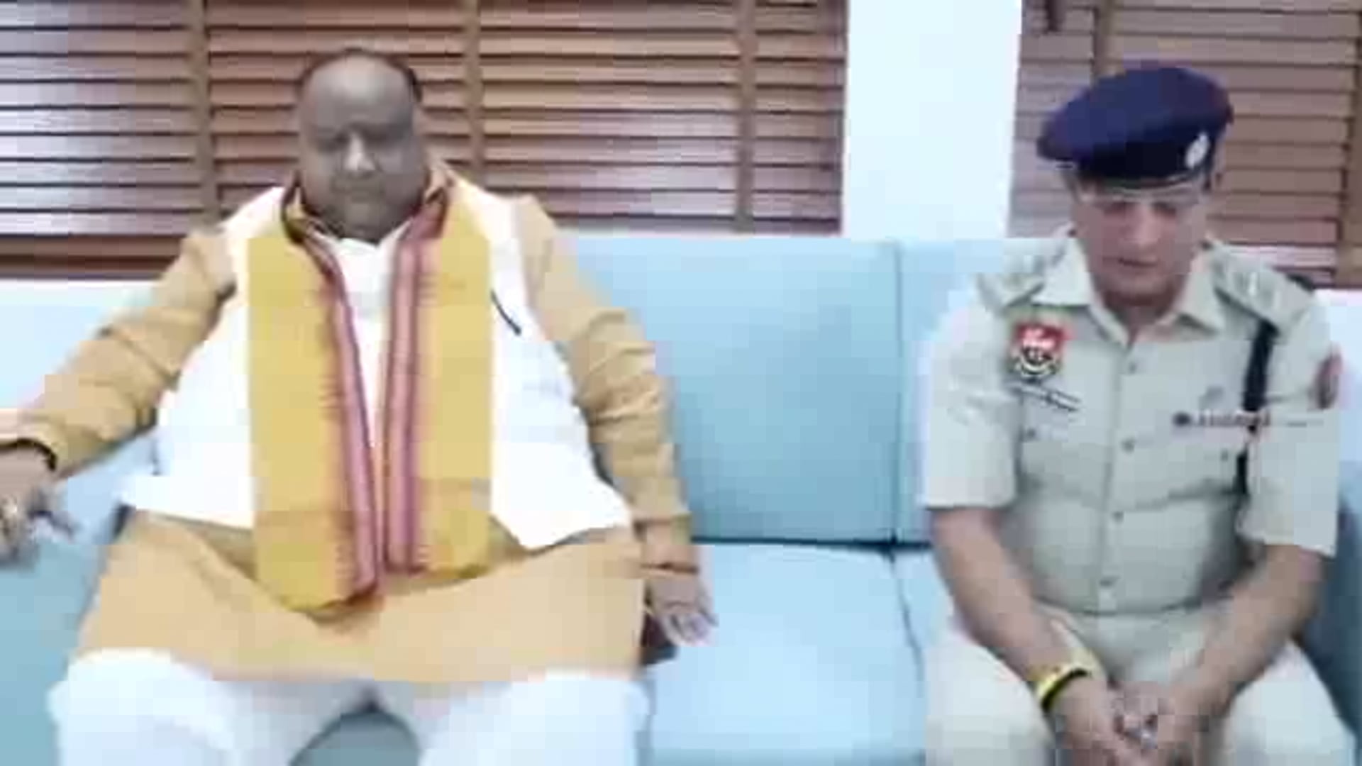 हरियाणा: मंच पर भाजपा नेता को नहीं पहचान पाए डीएसपी, वीडियो बनाकर मांगी माफी#politics