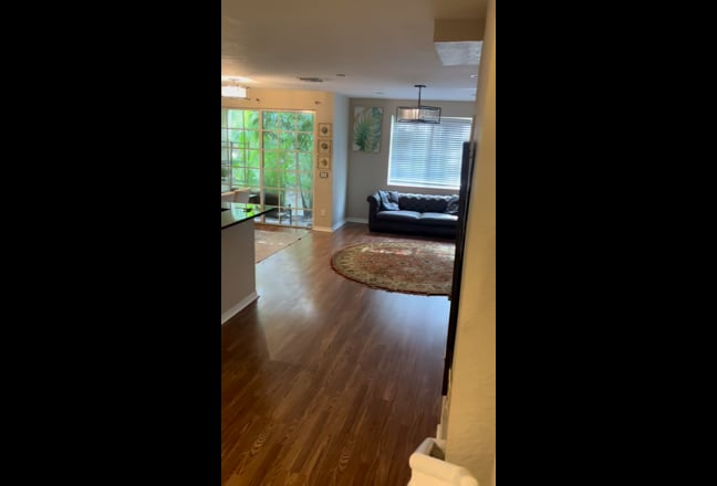 Spacious Sunny Room Available ! Main Photo