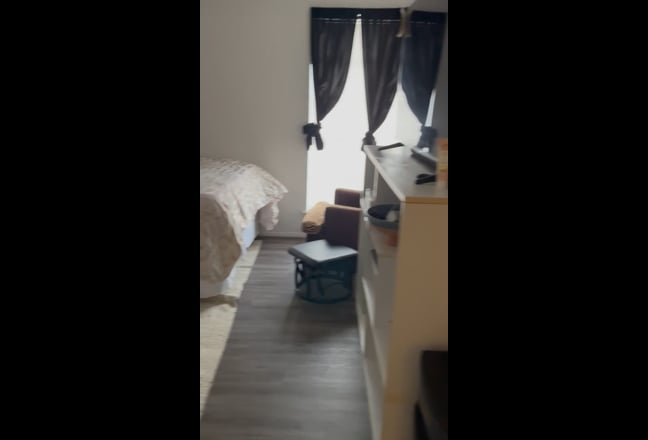 Looking for roommates Main Photo