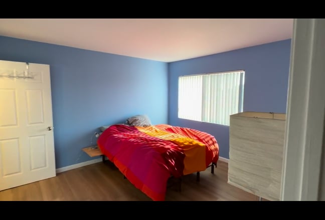 One spacious room for rent Main Photo