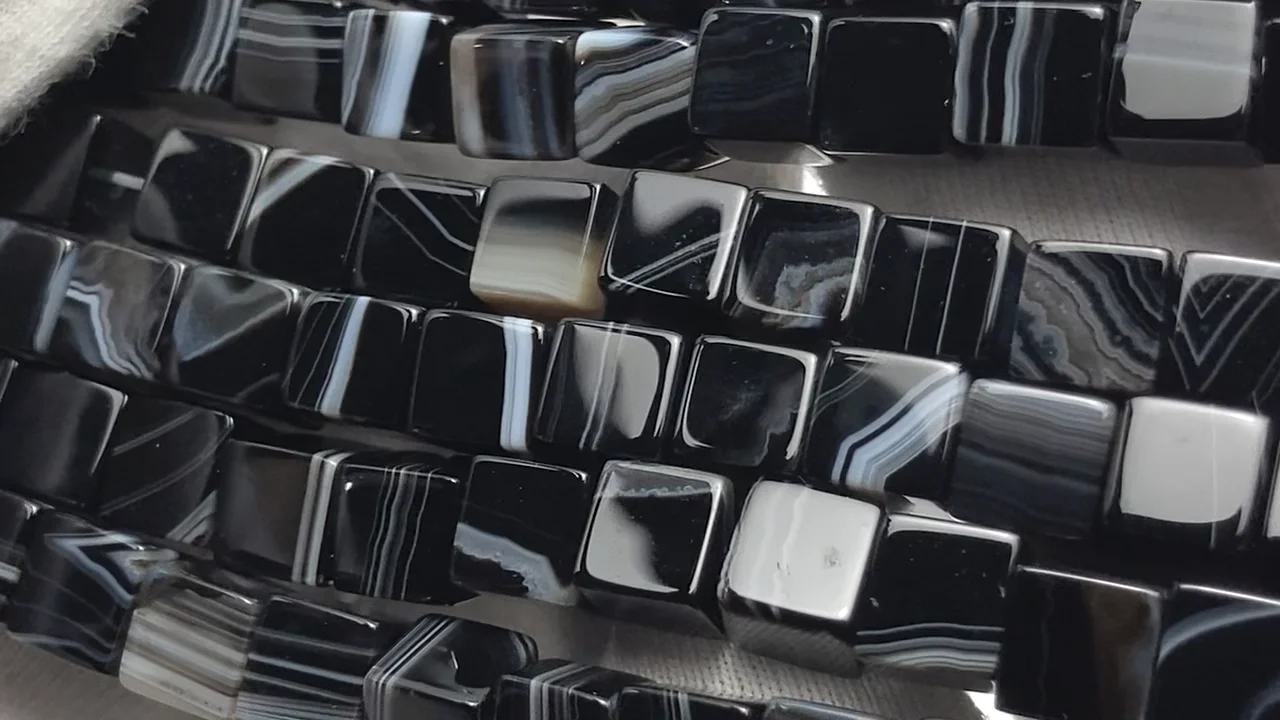 ストライプオニキス キューブ6×6×6mm 半連/1連｜天然石ビーズの卸問屋  